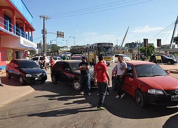 Motoristas pirangueiros fecham rua em protesto na frente da Câmara Municipal