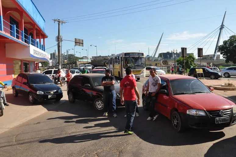 Motoristas pirangueiros fecham rua em protesto na frente da Câmara Municipal 1 Motoristas pirangueiros fecham rua em protesto na frente da Câmara Municipal