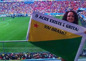 Josi Pequeno leva cartaz “O Acre existe” ao Mané Garrincha em jogo da Copa 2014