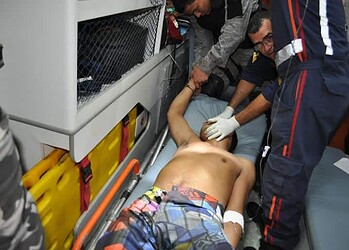 Paciente tenta quebrar viatura do Samu e agride paramédicos