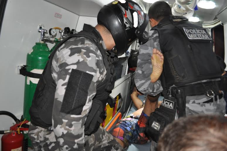 Paciente tenta quebrar viatura do SAMU e agride 3