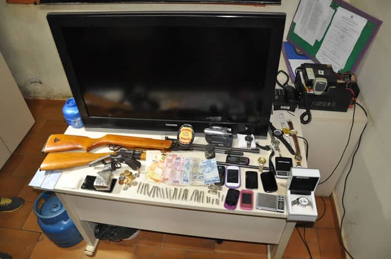 Policia civil prende cinco homens com produtos de roubo 1