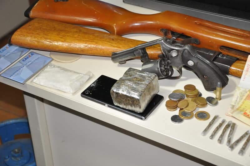 Policia civil prende cinco homens com produtos de roubo 2