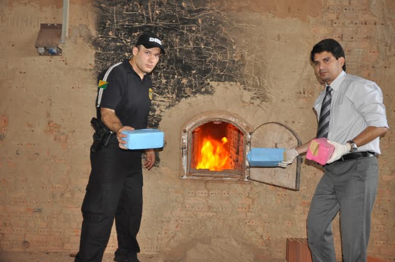Policiais da DRE queimam mais de 300 Kg de drogas 1