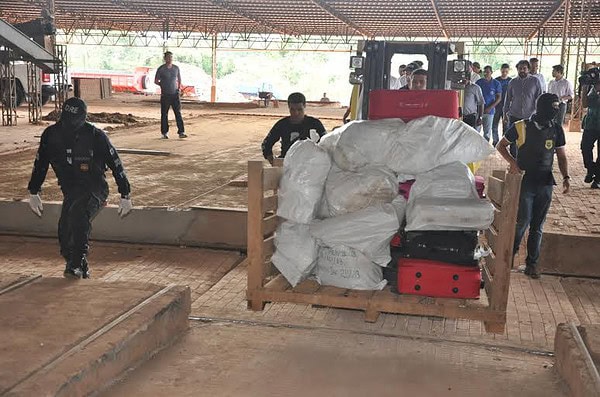 Policiais da DRE queimam mais de 300 Kg de drogas apreendidas