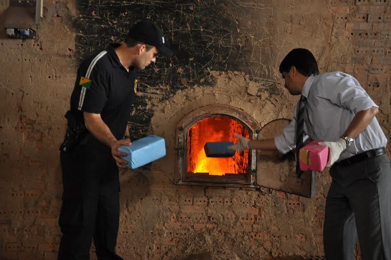 Policiais da DRE queimam mais de 300 Kg de drogas 3