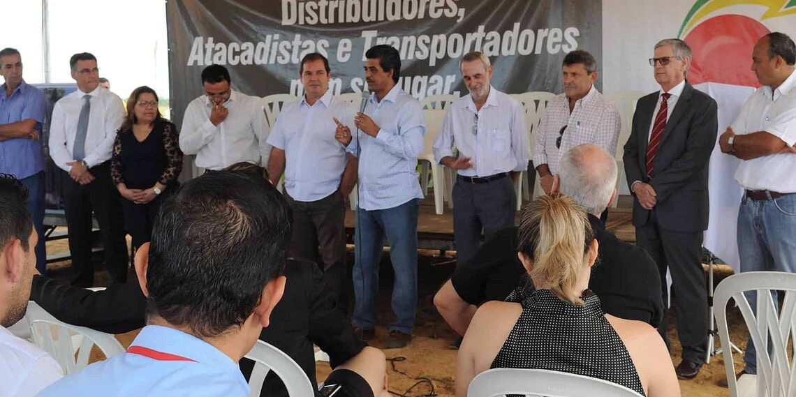 Edvaldo Magalhães ao lado de Tião e empresários ontem