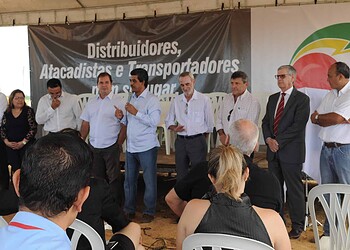 Edvaldo Magalhães ao lado de Tião e empresários ontem