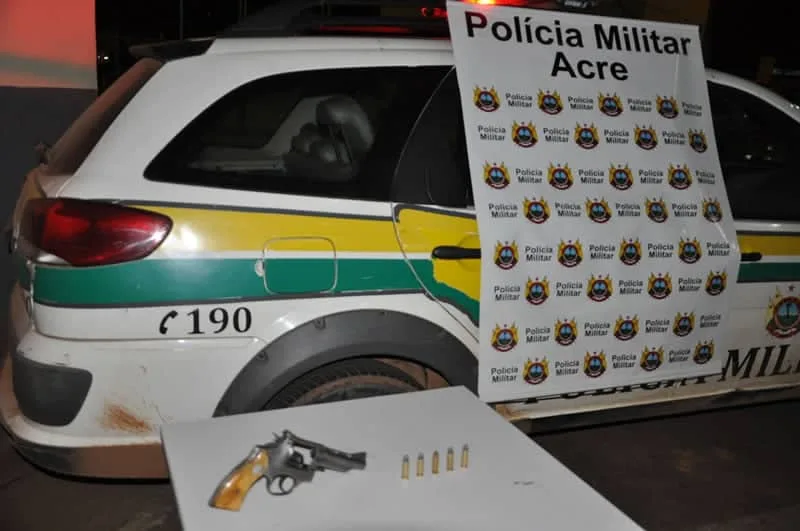 Revólver calibre 38 foi encontrado com os acusados