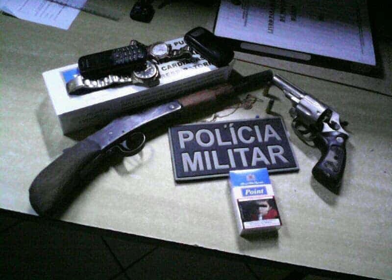 Armas e objetos roubados foram apreendidos