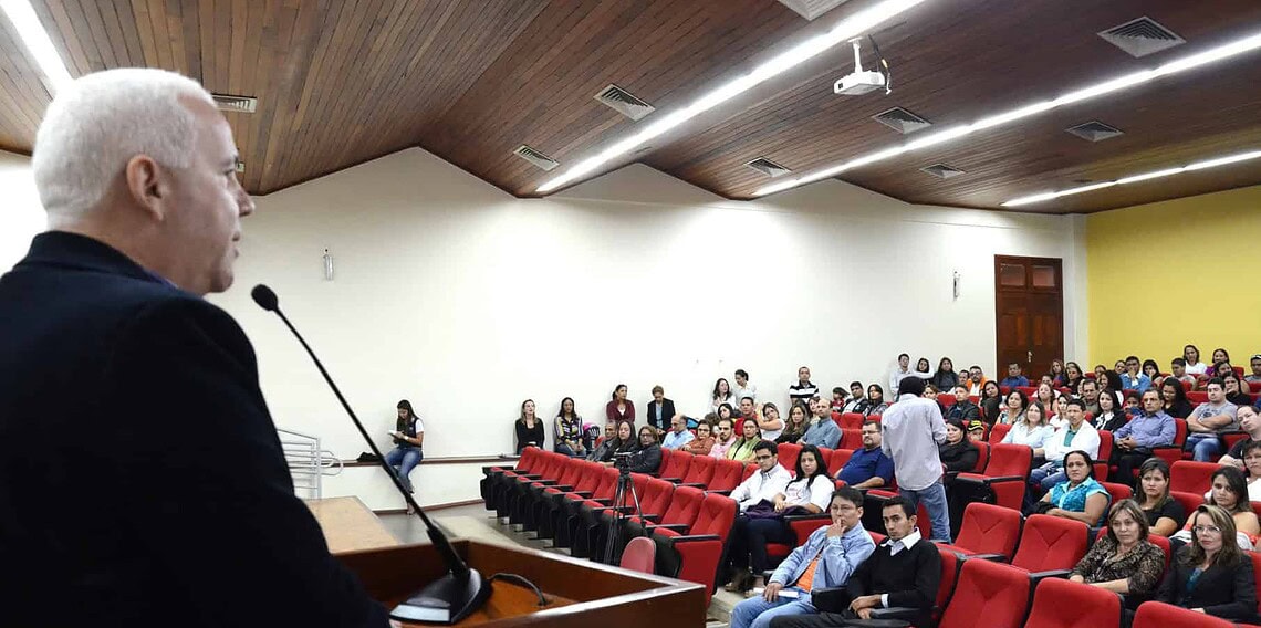 Secretário de Educação, Marco Brandão, fala para recém-empossados ontem