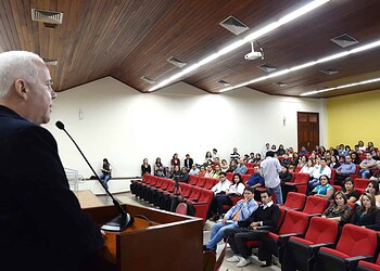 Secretário de Educação, Marco Brandão, fala para recém-empossados ontem