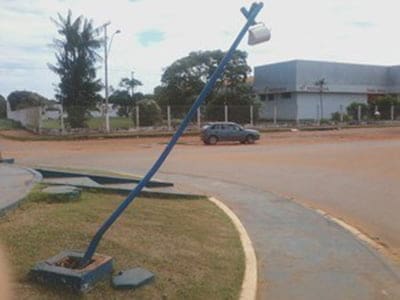 Poste em rotatória ficou com as marcas do acidente