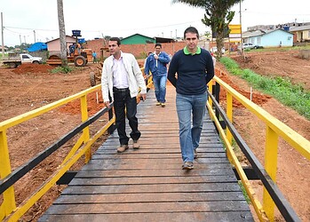 Prefeito Marcus Alexandre esteve no local com Marinheiro, da Emurb (à esquerda)