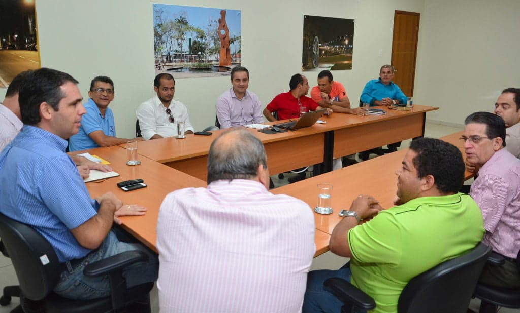 Prefeito em reunião com religiosos no prédio do município