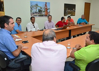 Prefeito em reunião com religiosos no prédio do município