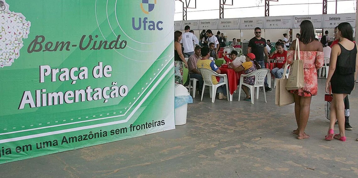 Local oferece pratos e souvenir regionais a quem passa lá