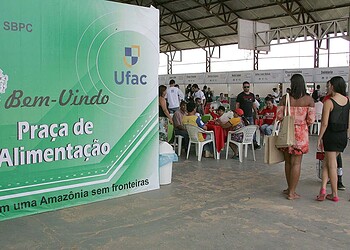 Local oferece pratos e souvenir regionais a quem passa lá