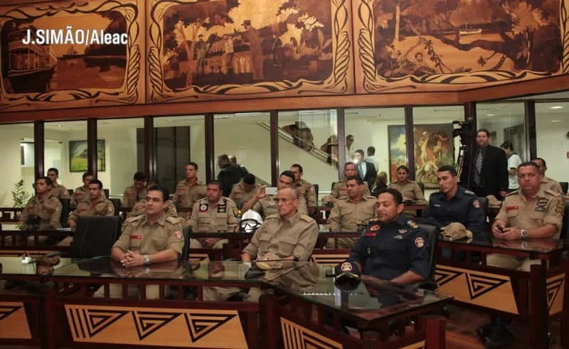 Bombeiros do Acre participaram, orgulhosos, da sessão alusiva ao seu dia, na Aleac