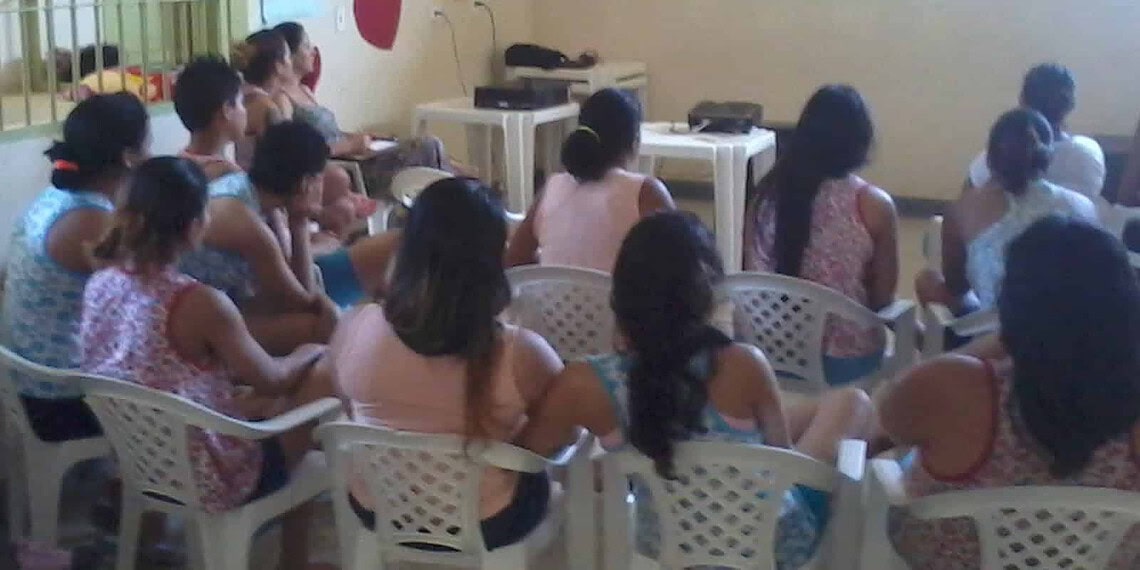 Socioeducandas participam de grupo reflexivo sobre a valorização familiar