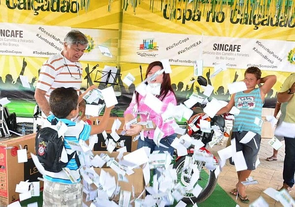 FGB e Sindicato dos Camelôs realizam sorteio de prêmios da Copa no Calçadão