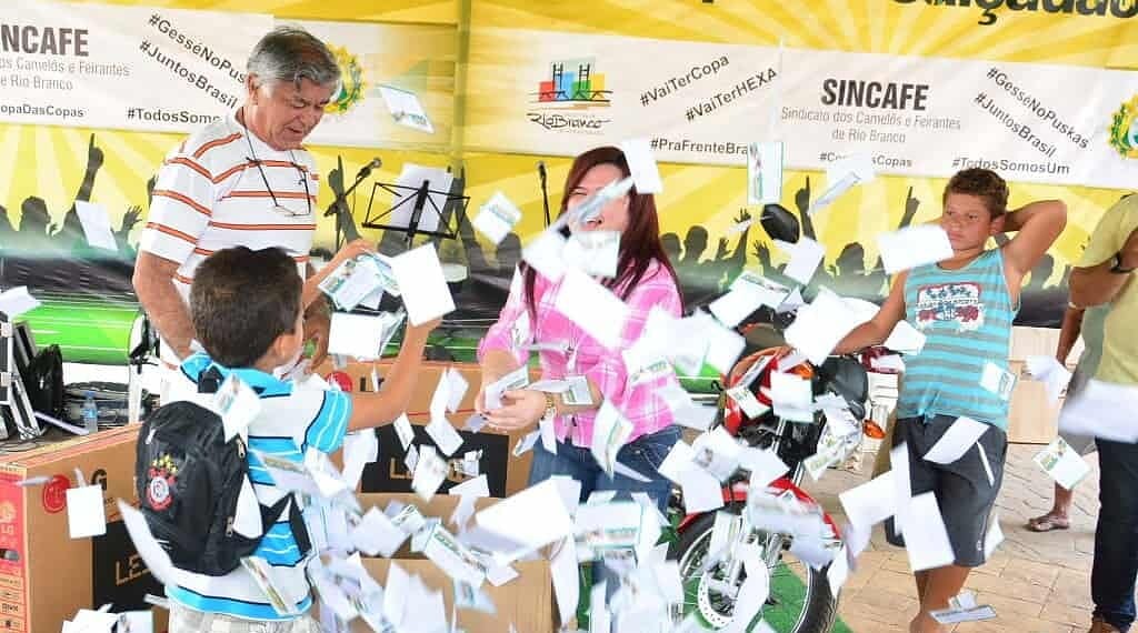 FGB e Sindicato dos Camelôs realizam sorteio de prêmios da Copa no Calçadão