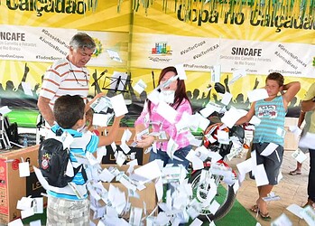 FGB e Sindicato dos Camelôs realizam sorteio de prêmios da Copa no Calçadão