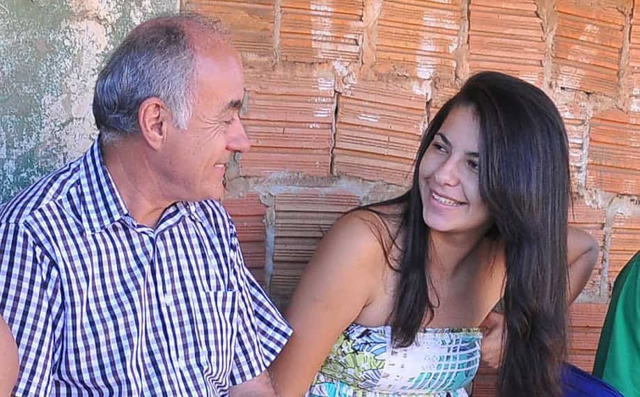 A jovem Marcele Vale conversou com Bocalom em parada de ônibus