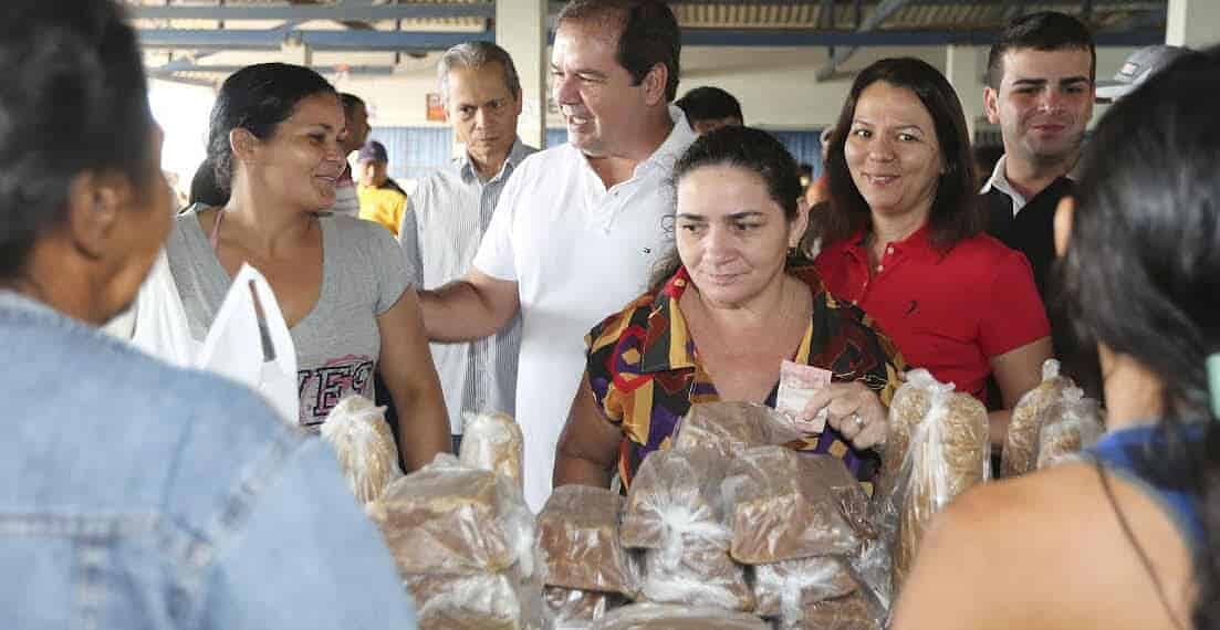 Tião e Nazaré conversam com vendedores e levaram abraço fraterno aos produtores que abastecem a mesa