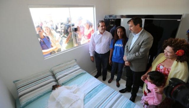 Mais 509 famílias recebem casas da Cidade do Povo 2 Tião e Perpétua mostraram a Occhi algumas das casas