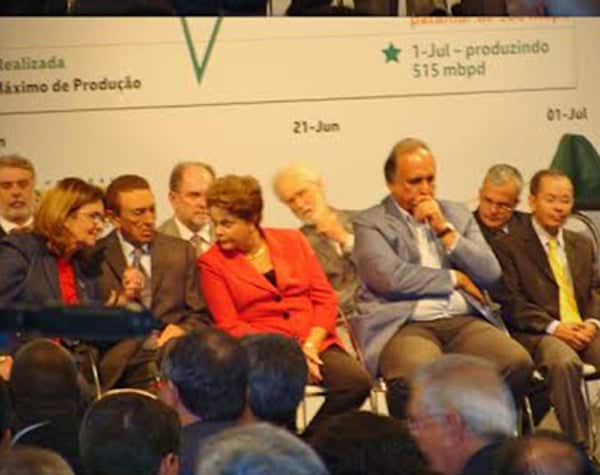 Presidente Dilma Rousseff com Graça Foster, presidente da Petrobras, ministro  de Minas e Energia, Édson Lobão, e Fernando Pezão, governador do Rio de Janeiro