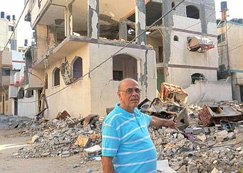 Yusif El Shawwa mostra destroços que os bombardeios de Israel deixaram em Gaza