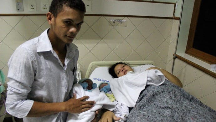 Jorge e Érica com os filhos gêmeos David Luiz e João