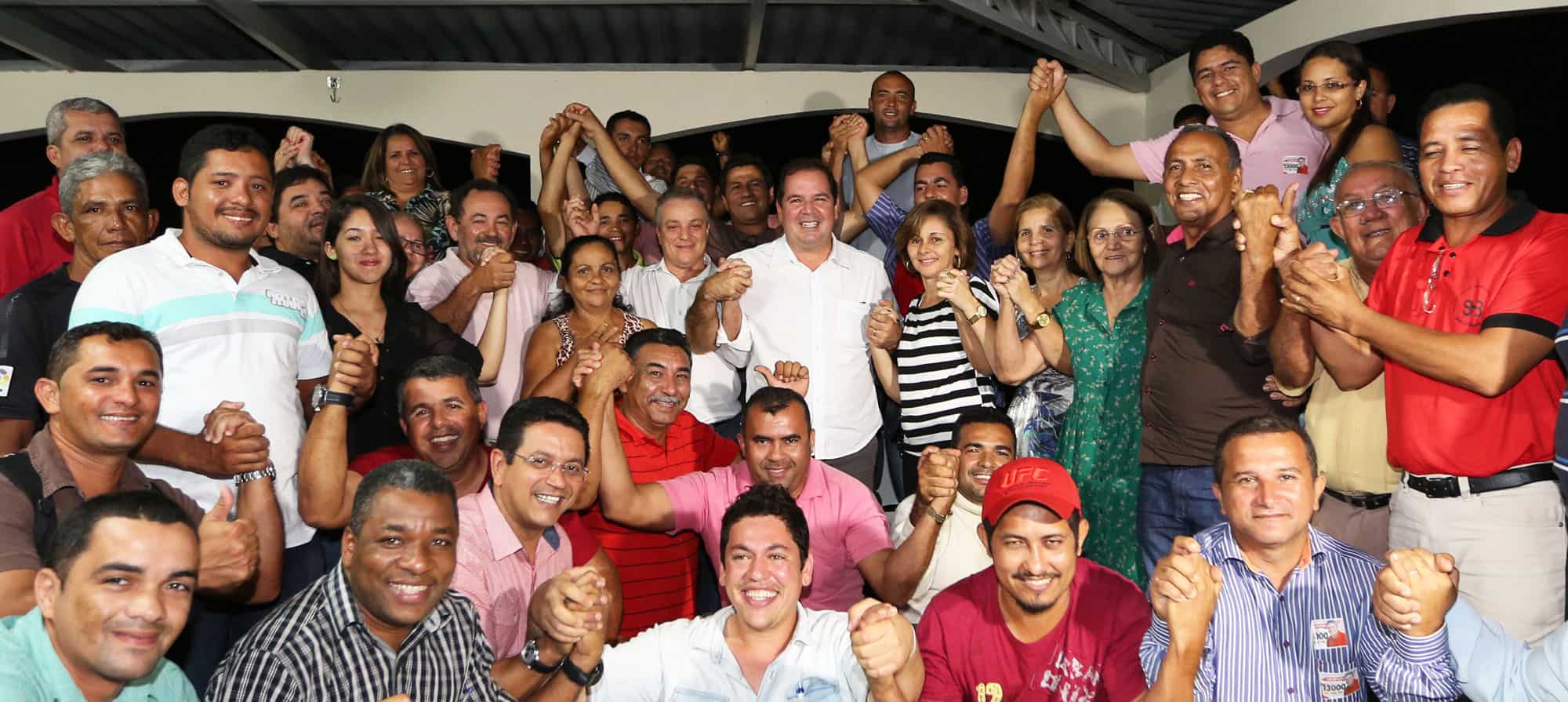 Bujari de mãos dadas com Tião Viana 2 Tião Viana com lideranças partidárias e comunitárias