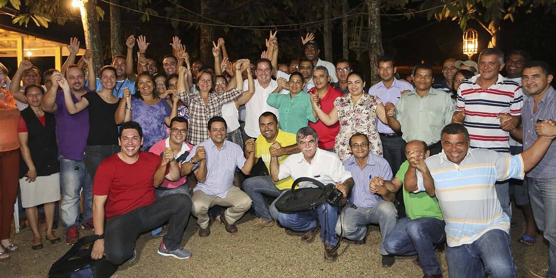 Lideranças posam para a foto em apoio a Tião Viana