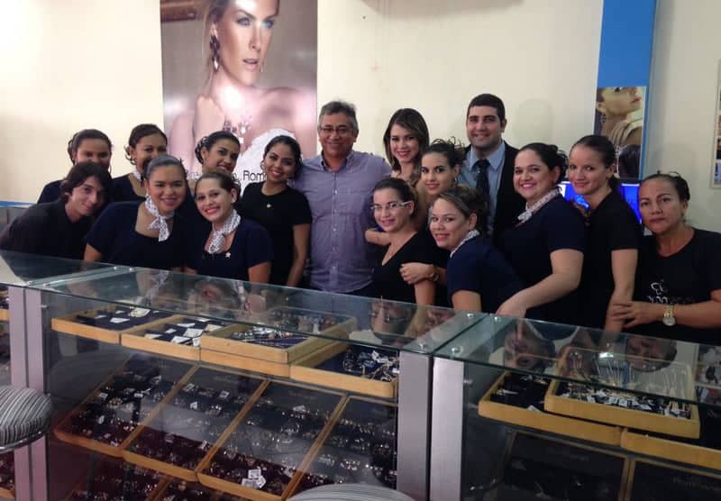 Rommanel - Equipe da loja do Centro em festa com o aniversário de 5 anos. O franquiado Adailton Barbosa, que reside em Porto Velho, veio cumprimentar funcionários e consultores. Parabéns! 