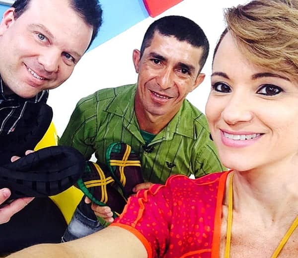 SELFIE DA SEMANA - Dr. Borracha apresentou no Programa da Jô (que vai ao ar na TV Rio Branco, de segunda a sexta, a partir das 11h30) sua coleção de sapatilhas, colares, chaveiros e pulseiras feitas a partir do látex e que estão sendo expostas na SBPC. Trabalho lindo!