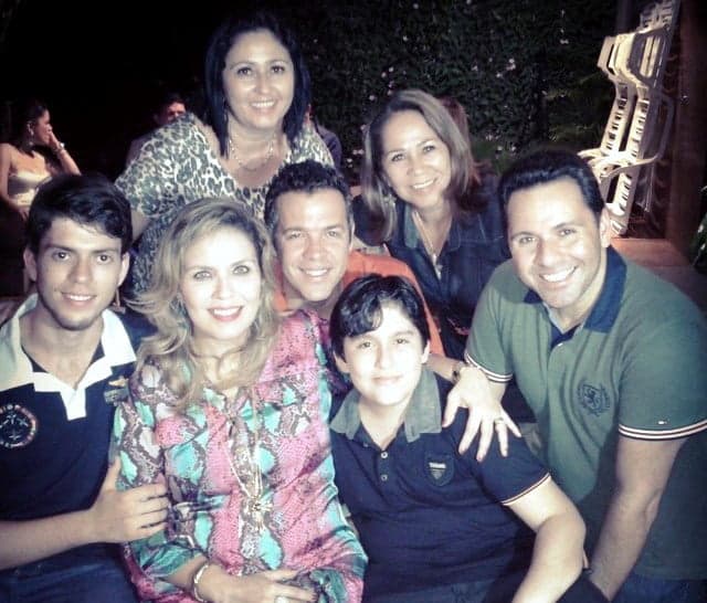 FLASH – Família reunida à espera do Miguel, filho de Herbert e Mirla Miranda. Que Deus conceda muita luz e saúde pra todos!