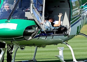 Neymar acena de dentro do helicóptero antes de deixar a Granja Comary; jogador está fora da Copa