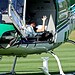 Neymar acena de dentro do helicóptero antes de deixar a Granja Comary; jogador está fora da Copa