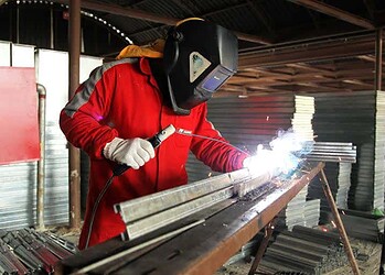 Mais de 100 operários trabalham diariamente no local