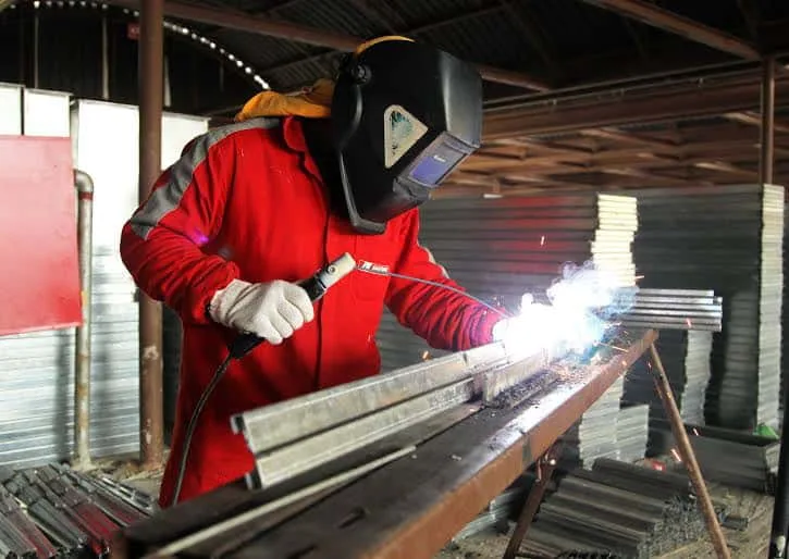 Mais de 100 operários trabalham diariamente no local