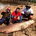 Em pesca esportiva, amigos fisgam pirarucu de 80kg em rio na Bolívia