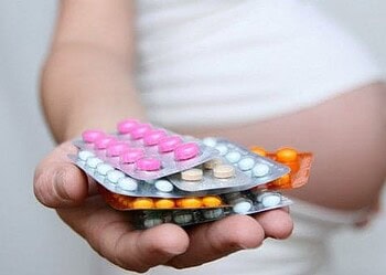 Orientação médica é essencial para uso de medicamentos na gravidez