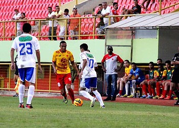 Zagueiros são decisivos e Rio Branco bate São Raimundo/RR na estreia da Série D