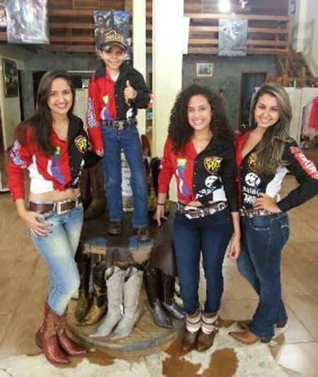 JUSTIÇA: OBRIGADO A TODOS! 1 Flashes da loja Cowboys Ranch com os modelos apresentando a camiseta da comitiva Caipira para abertura da Expoacre 2014. Reservas pelo telefone 9983-8758. Você é nosso convidado!
