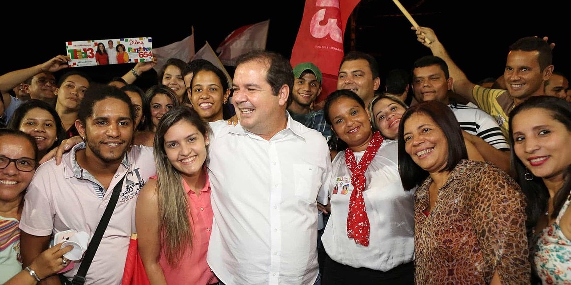 Multidão prestigia lançamento da Central da FPA da Floresta 1 Com bandeiras na mão, vestidos de vermelho e muita alegria, população do Floresta garante apoio a Tião Viana