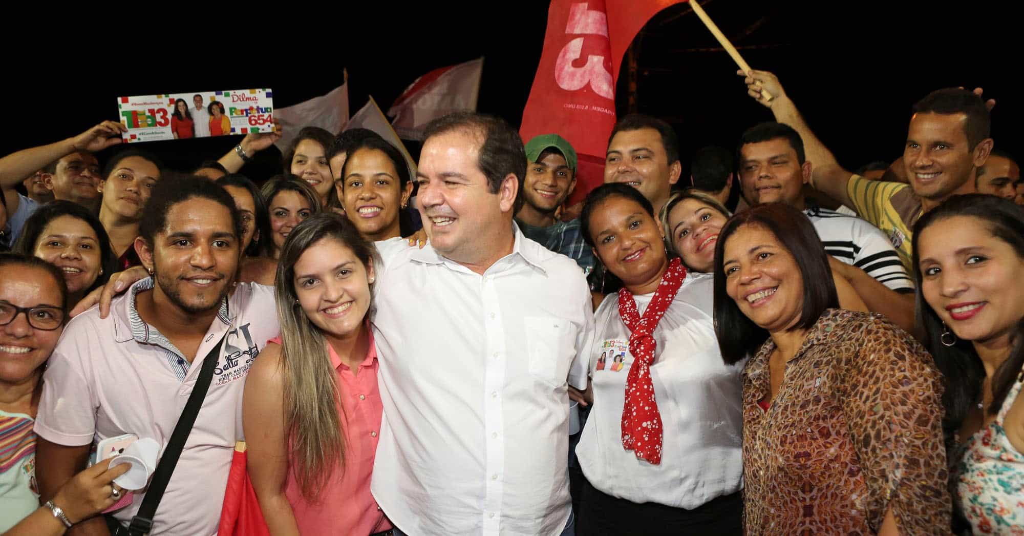 Multidão prestigia lançamento da Central da FPA da Floresta 2 Com bandeiras na mão, vestidos de vermelho e muita alegria, população do Floresta garante apoio a Tião Viana