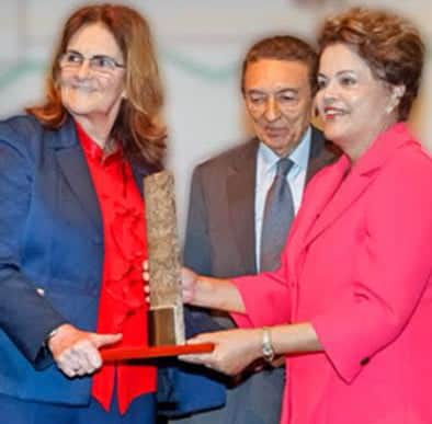 Graça Foster, presidente da Petrobras, entrega placa homenageando a presi-dente Dilma Rousseff 