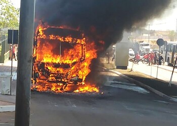 Ônibus pega fogo em frente ao Hospital das Clínicas